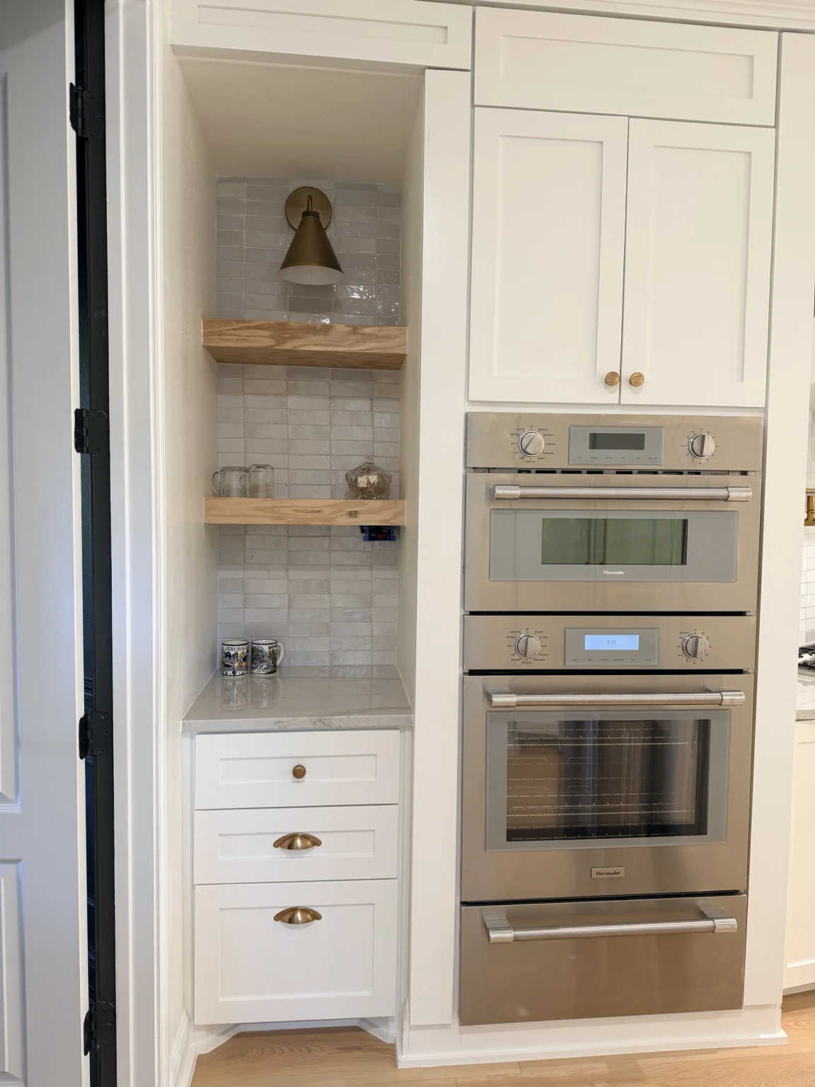 Built-in ovens and open shelves